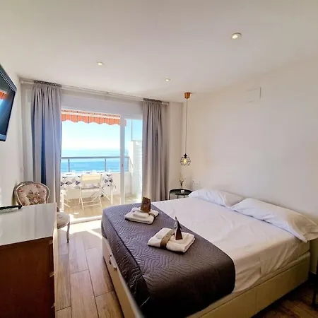 Beachfront Dream: Prime Location With Sea Views Apartment Fuengirola