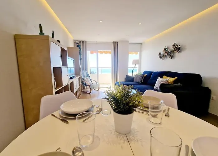 Beachfront Dream: Prime Location With Sea Views Apartment *