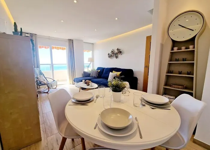 Beachfront Dream: Prime Location With Sea Views Apartment Fuengirola