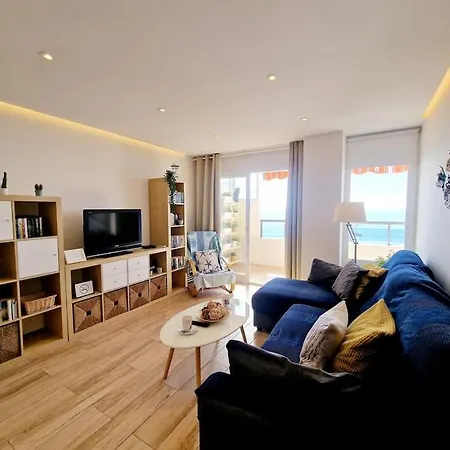 Apartamento Beachfront Dream: Prime Location With Sea Views
