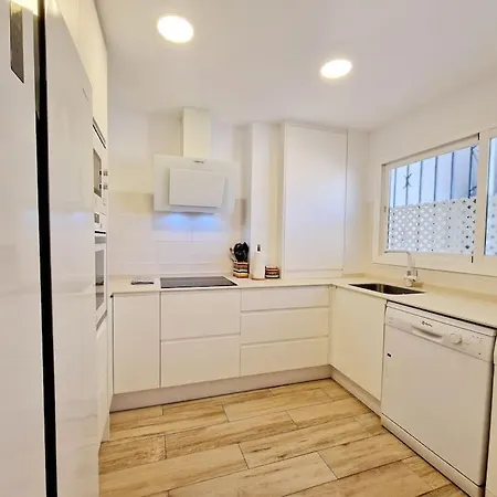Beachfront Dream: Prime Location With Sea Views Apartman