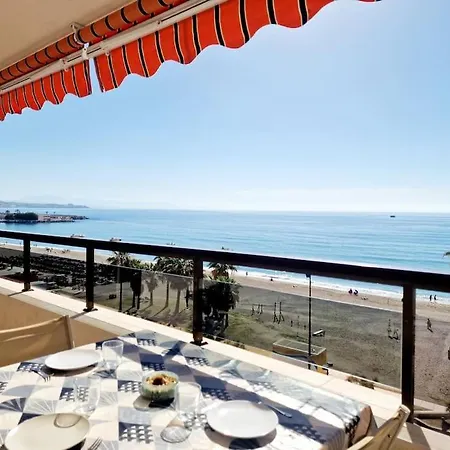 Apartamento Beachfront Dream: Prime Location With Sea Views