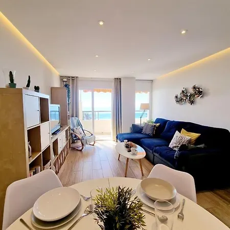 Beachfront Dream: Prime Location With Sea Views Apartman *