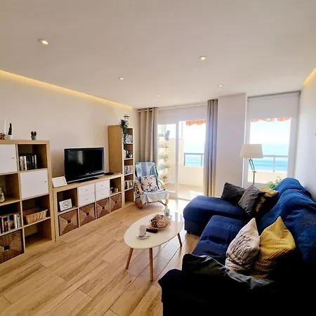 Beachfront Dream: Prime Location With Sea Views Apartman