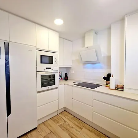 Apartamento Beachfront Dream: Prime Location With Sea Views