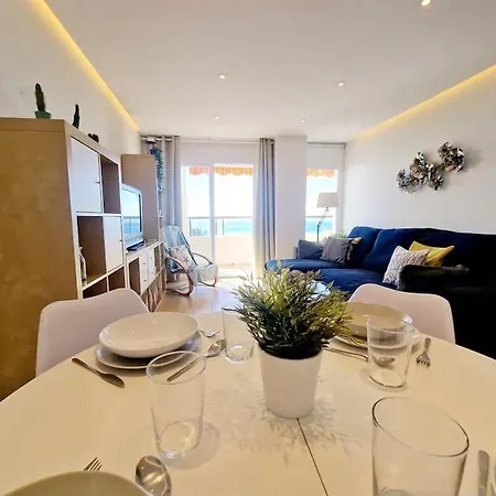 Beachfront Dream: Prime Location With Sea Views Apartman *