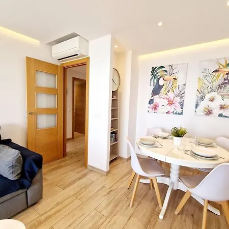 Beachfront Dream: Prime Location With Sea Views Apartman *