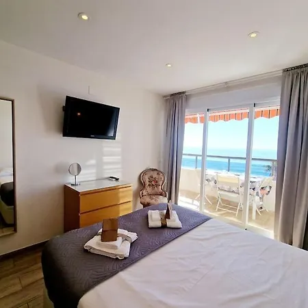 Beachfront Dream: Prime Location With Sea Views Apartman *