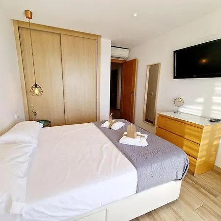 Apartamento Beachfront Dream: Prime Location With Sea Views