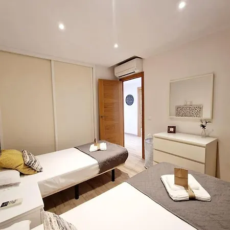 Apartamento Beachfront Dream: Prime Location With Sea Views